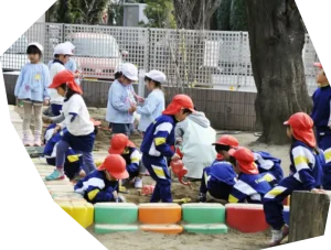 砂場で遊ぶ幼稚園児