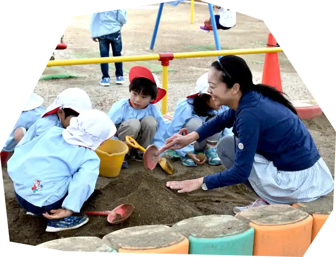 砂場で遊ぶう幼稚園児